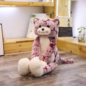 Plüsch rosa Katze mit langen Beinen sitzt in einem Kinderzimmer