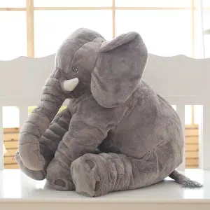 Plüschtier eines sitzenden grauen Elefanten. Er hat große Ohren und Stoßzähne. Der Plüsch aus Baumwolle ist kuschelig weich.