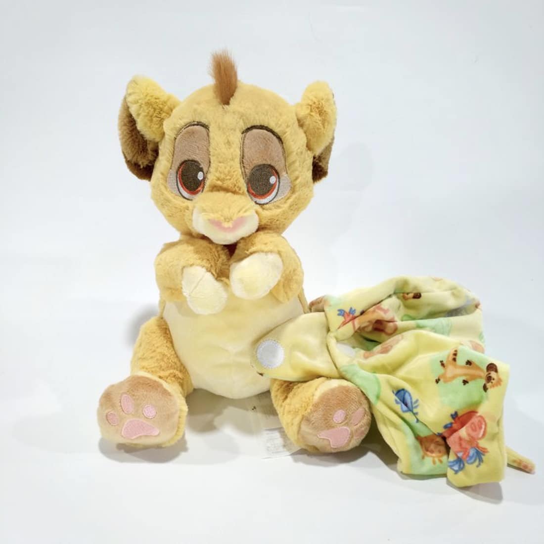 Simba Plüschtier in einer kleinen Decke Simba Plüschtier Disney Plüschtier König der Löwen Material: Baumwolle