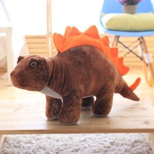Plüschtier Stegosaurus, braun und orange, in einem Zimmer vor einem blauen Stuhl