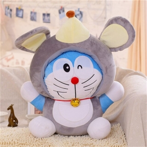 Plüsch Doraemon als Maus verkleidet sitzt in einem beigen Sofa