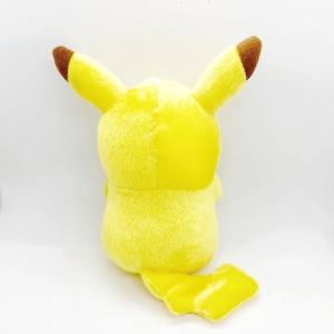 Plüschtier von Pokémon Pikachu. Das Plüschtier ist gelb und hat rot markierte Bommeln. Es hat einen Saugnapf an der Oberseite seines Kopfes, um es an einer Glasscheibe zu befestigen.