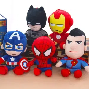 Fünf supersüße Plüschtiere mit Batman, Iron Man, Captain America, Sipderman und Superman sitzen zusammen