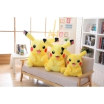 drei Pikachus unterschiedlicher Größe sitzen auf einem beigen Sofa in einem schönen Zimmer