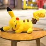 Pack Plüsch Pikachu schläft süß und glücklich