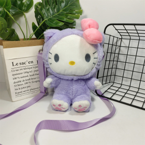 Plüsch Hello Kitty Rucksack violett sitzt neben einem Korb und einer Pflanze