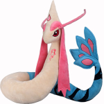 Sehr großes Plüschtier eines schlangenähnlichen Pokemons mit blauem Schwanz, beigem Rest des Körpers und rosa Ohren und Augen