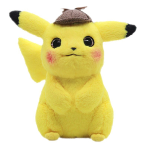 Pikachu-Plüschtier mit einer kleinen braunen Pikachu-Mütze auf dem Kopf