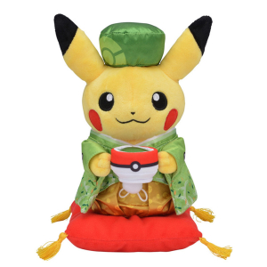 Pikachu-Plüschtier, das einen Pokeball hält und ein grünes chinesisches Outfit mit einem passenden kleinen Hut trägt und auf einem kleinen roten Kissen sitzt