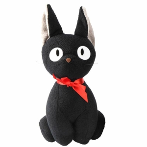 Eine schwarze Plüschkatze, Jiji aus Miyazakis Animationsfilm. Er hat weiße Augen und eine rote Schleife um den Hals. Auf weißem Hintergrund