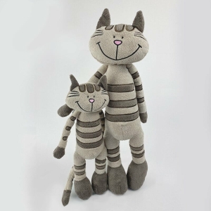 Zwei grau getigerte Plüschkatzen, stehend auf einem grauen Hintergrund