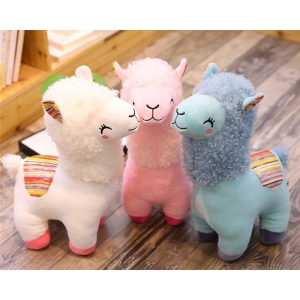 3 Plüsch-Lamas auf dem Boden, ein weißes, ein rosa und ein blaues, deren 3 Köpfe zusammenstehen, sie stehen im Kreis