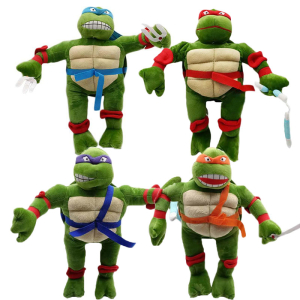 4 Plüschtiere der Ninja-Schildkröten, eine blaue, rote, orange und violette, werden auf weißem Hintergrund präsentiert