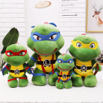 Vier Plüschtiere der Ninja-Schildkröten, in zwei verschiedenen Größen, die nebeneinander aufgestellt werden